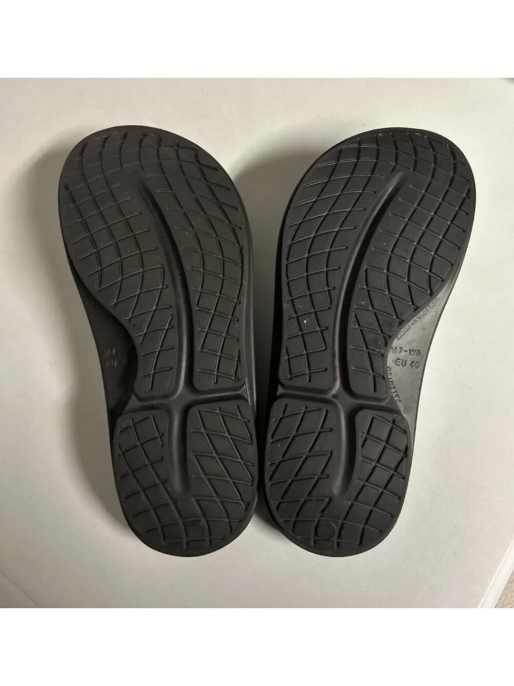 Oofos Thong Sandals Flip Flops Men's 7 Women's 9 Black White Logo